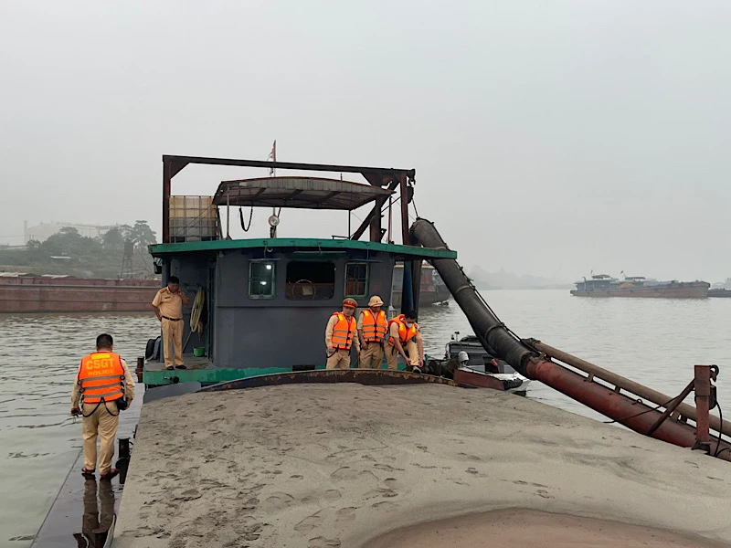 Bắt giữ 2 phương tiện đang hoạt động khai thác cát trái phép trên sông Hồng.