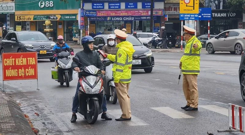 Lực lượng Cảnh sát giao thông tăng cường lập chốt kiểm tra nồng độ cồn.