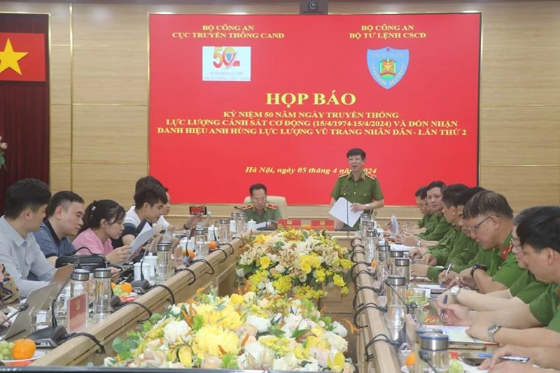 Thiếu tướng Nguyễn Ngọc Thanh, Phó Tư lệnh Cảnh sát cơ động thông tin về các hoạt động kỷ niệm 50 năm Ngày truyền thống Lực lượng.
