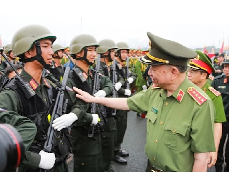 Đại tướng Tô Lâm kiểm tra trang thiết bị, quân tư trang của cán bộ, chiến sĩ Cảnh sát cơ động tham gia tổng duyệt lễ diễu binh.