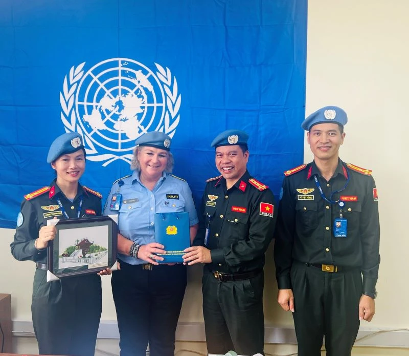Tư lệnh Cảnh sát Phái bộ Gìn giữ hòa bình Liên hợp quốc tại Nam Sudan (UNMISS) trao Bằng khen, Giấy khen tặng 3 sĩ quan Công an nhân dân Việt Nam.