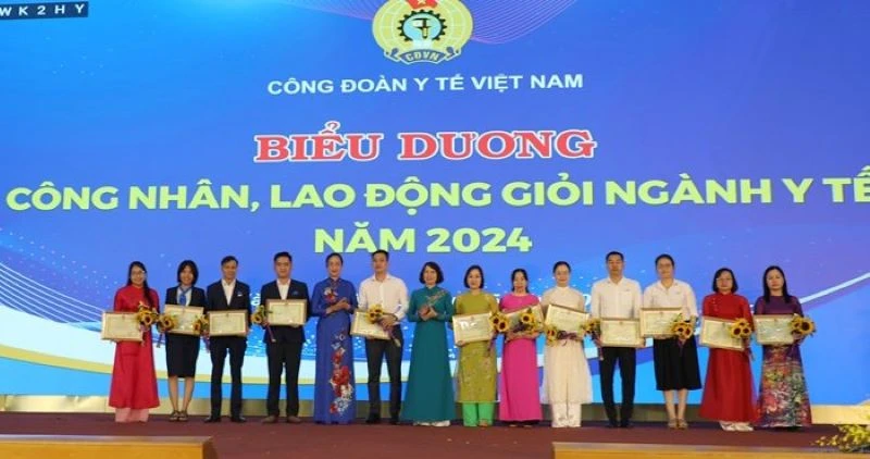 Biểu dương công nhân, cán bộ y tế giỏi năm 2024.