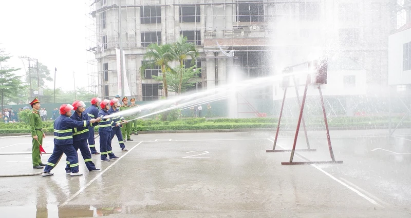 Hội thi nghiệp vụ chữa cháy và cứu nạn, cứu hộ “Tổ liên gia an toàn phòng cháy, chữa cháy” năm 2024 tại Hà Nam.