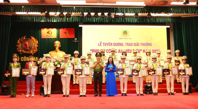 Thứ trưởng Trần Quốc Tỏ và Phó Chủ tịch Trung ương Hội Liên hiệp Phụ nữ Việt Nam Nguyễn Thị Thu Hiền trao biểu trưng và chứng nhận tặng 20 phụ nữ Công an tiêu biểu.