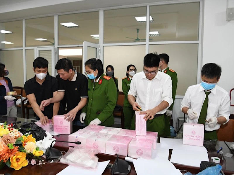 Cơ quan chức năng kiểm kê tang vật thu giữ trong đường dây mua bán, vận chuyển trái phép chất ma túy từ nước ngoài về Việt Nam do Hoàng Bá Dương và Hoàng Văn Thành cầm đầu.
