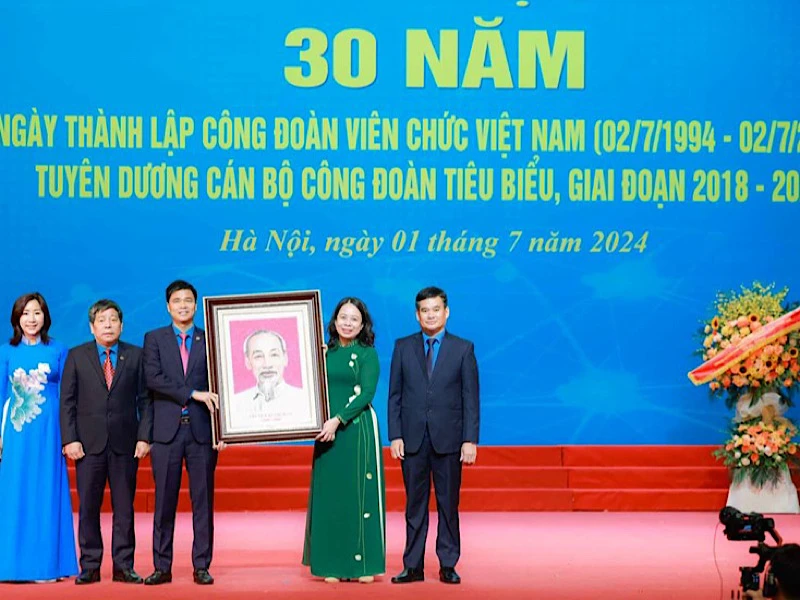 Phó Chủ tịch nước Võ Thị Ánh Xuân trao ảnh Chủ tịch Hồ Chí Minh tặng lãnh đạo Công đoàn Viên chức Việt Nam.