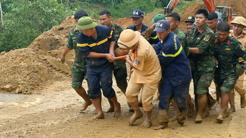 Các lực lượng khẩn trương tìm kiếm cứu hộ, cứu nạn.