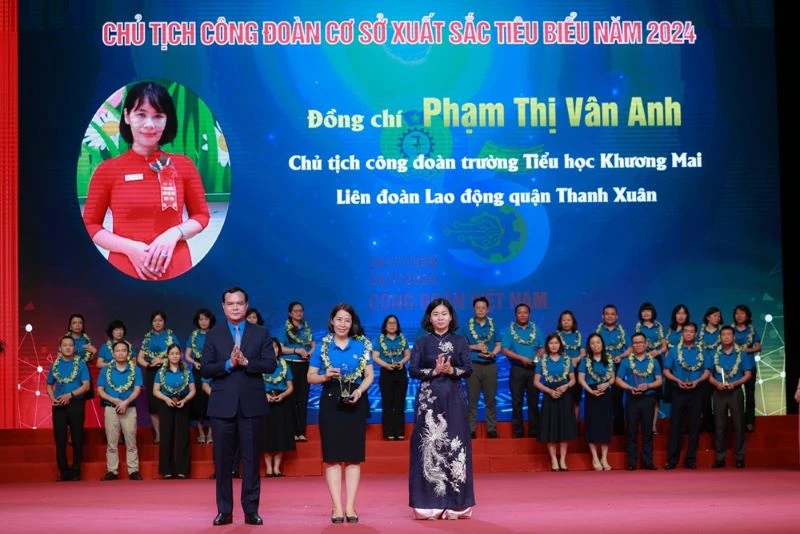 Các đồng chí: Nguyễn Đình Khang và Nguyễn Thị Tuyến trao tặng danh hiệu cán bộ công đoàn cơ sở tiêu biểu Thủ đô năm 2024.