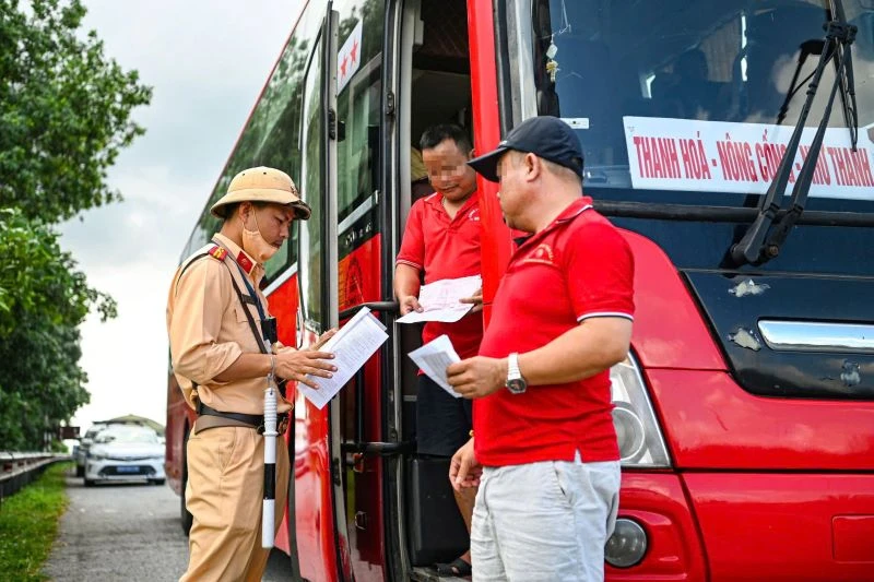 Cảnh sát giao thông tăng cường tuyên truyền, xử lý nghiêm các hành vi vi phạm trên cao tốc.