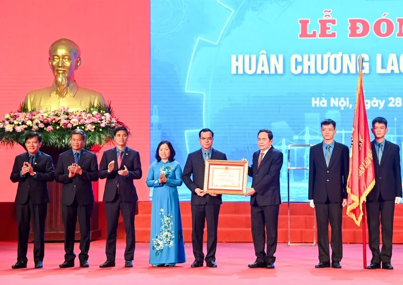Chủ tịch Quốc hội Trần Thanh Mẫn trao Huân chương Lao động hạng Nhất cho Tổng Liên đoàn Lao động Việt Nam. (Ảnh: Duy Linh)