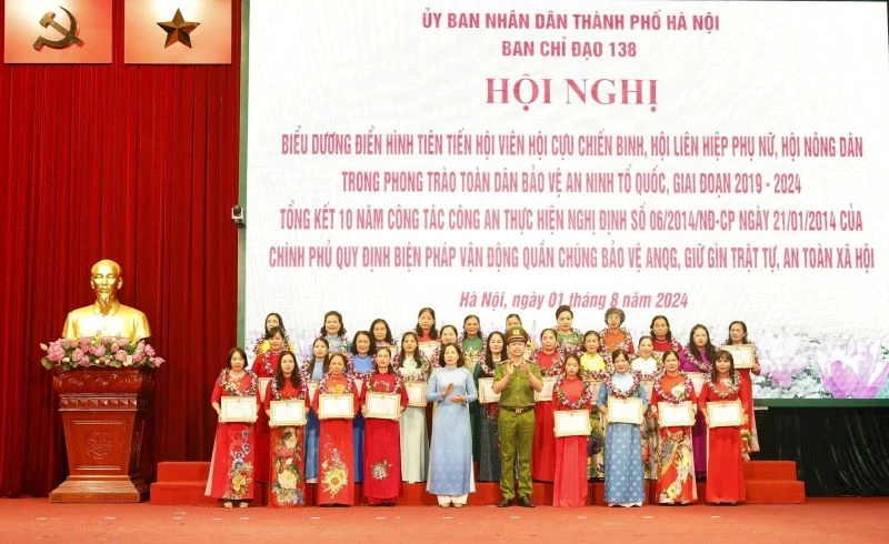 Chủ tịch Hội Liên hiệp Phụ nữ thành phố Hà Nội Lê Kim Anh và Thiếu tướng Nguyễn Hồng Ky, Phó Giám đốc Công an thành phố Hà Nội trao Bằng khen tặng các tập thể, cá nhân.