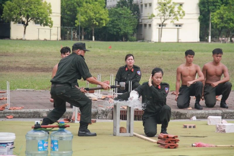 Cán bộ, chiến sĩ Bộ Tư lệnh Cảnh sát cơ động biểu diễn võ thuật phục vụ Lớp bồi dưỡng cán bộ quy hoạch đến tham quan, nghiên cứu thực tế đơn vị.