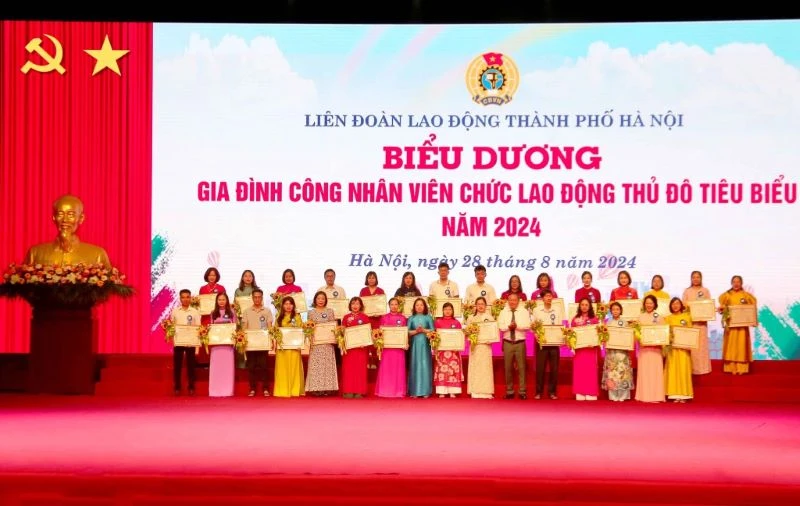 Biểu dương 100 gia đình công nhân, viên chức lao động Thủ đô tiêu biểu năm 2024.