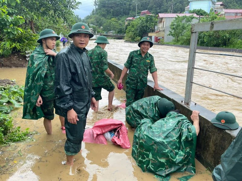 Bộ đội biên phòng Lạng Sơn tham gia chống bão số 3.