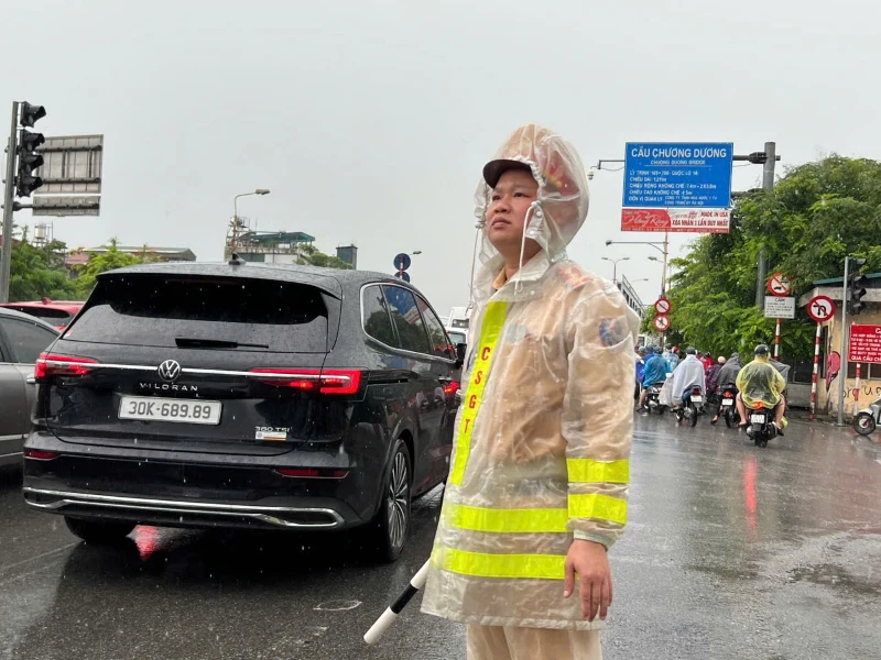 Phòng Cảnh sát giao thông Công an Hà Nội bố trí lực lượng hướng dẫn phân luồng, bảo đảm giao thông.