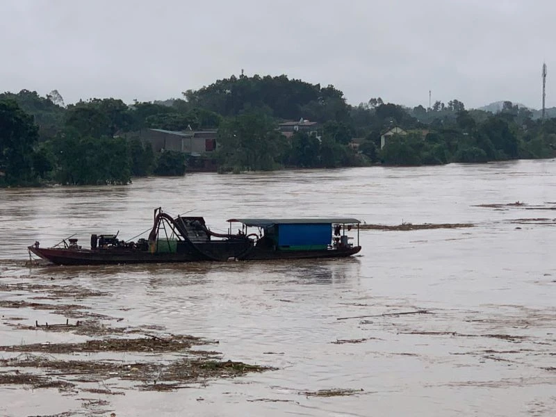 Hai tàu đã được lai dắt thành công vào bờ.