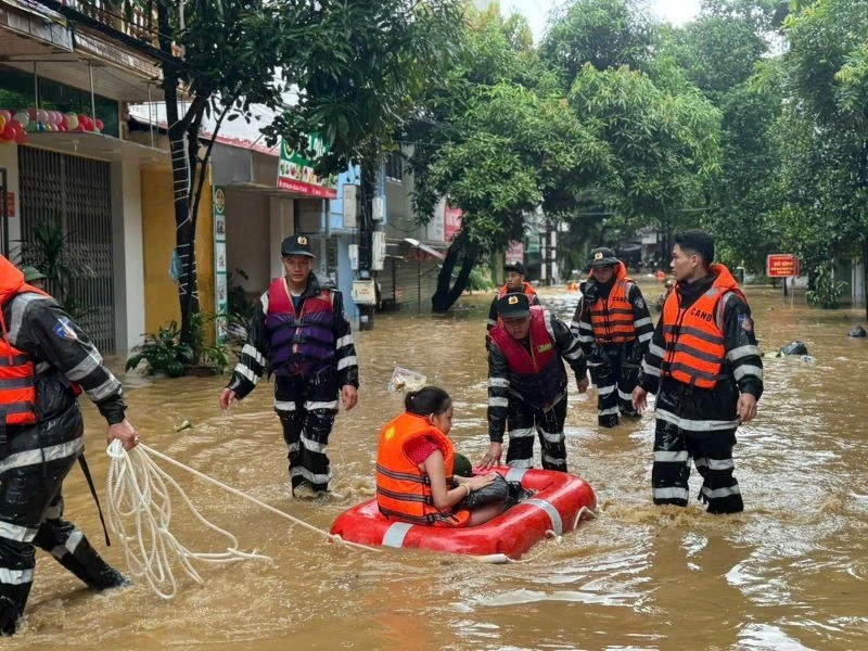 200 cán bộ, chiến sĩ thuộc Trung đoàn Cảnh sát cơ động Tây Bắc tại Lào Cai và Yên Bái.