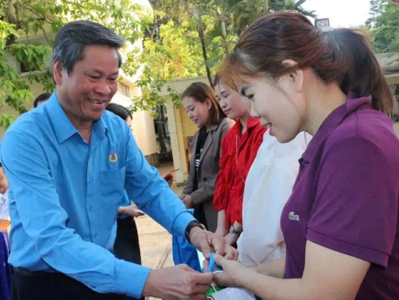 Phó Chủ tịch Tổng Liên đoàn Lao động Việt Nam Huỳnh Thanh Xuân tặng quà công nhân trước giờ lên tàu về quê đón Tết Giáp Thìn 2024.