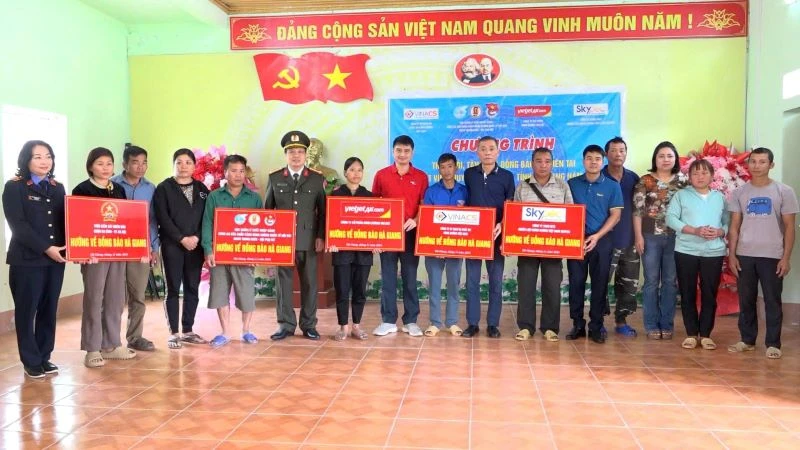 Đại tá Dương Đức Phong trao quà tặng bà con thôn Nậm Buông, xã Việt Vinh, huyện Bắc Quang.