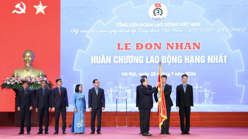 Lễ kỷ niệm 95 năm thành lập Công đoàn Việt Nam và đón nhận Huân chương Lao động hạng Nhất.