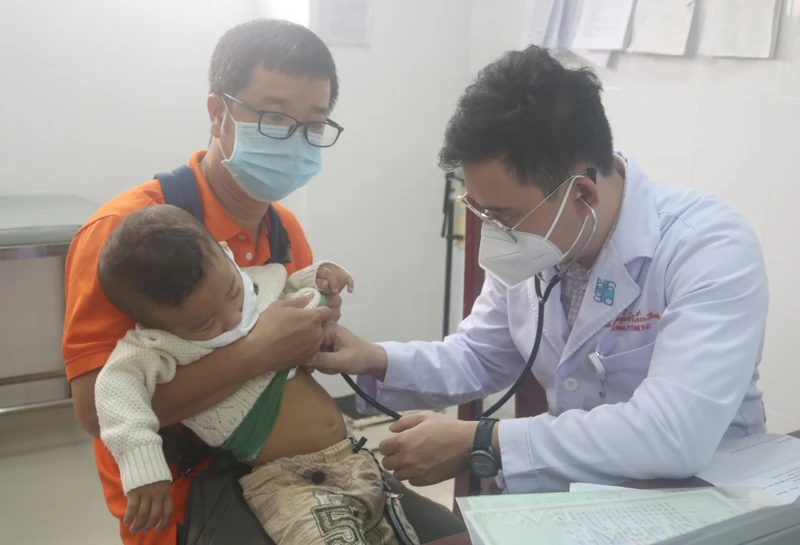 Bác sĩ Bệnh viện Đại học Y Dược Thành phố Hồ Chí Minh khám sàng lọc bệnh tim bẩm sinh cho trẻ em tại Trà Vinh.