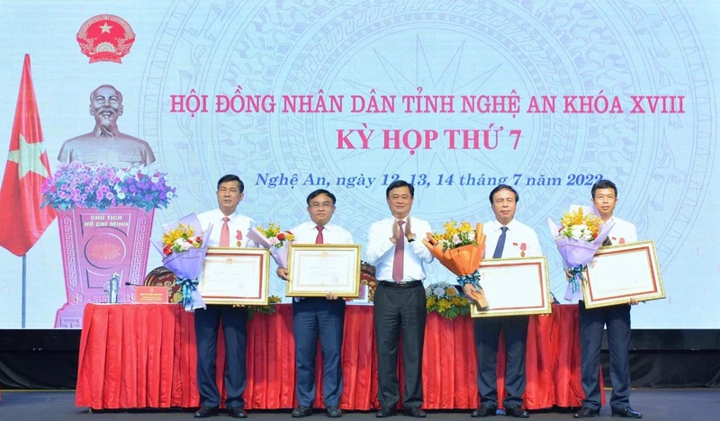 Trao huân chương lao động cho bốn cá nhân lãnh đạo ngành và địa phương của tỉnh Nghệ An.