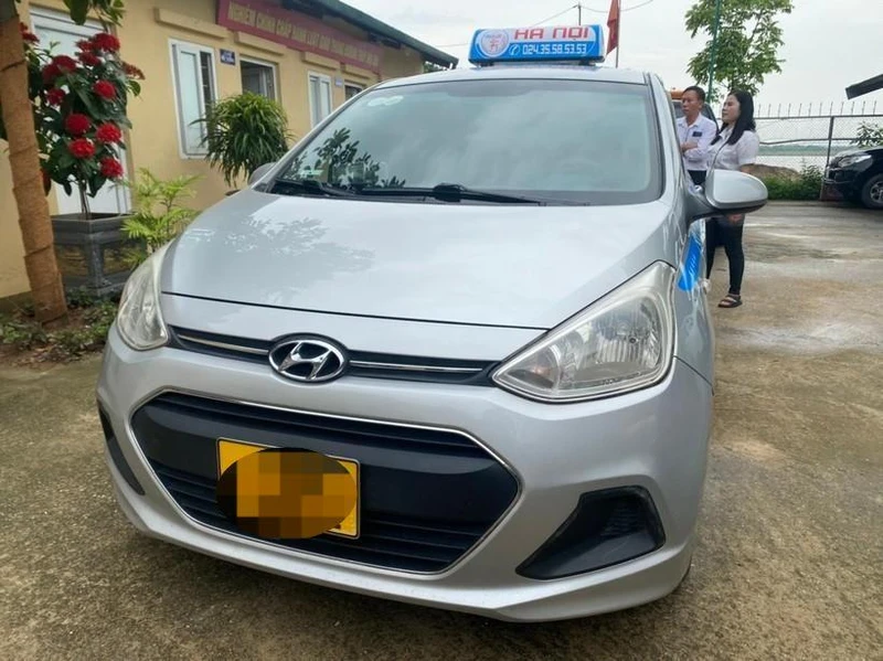 Người lái chiếc xe taxi BKS 30A-xxx.xx đã bị phạt nặng do thu sai giá cước.