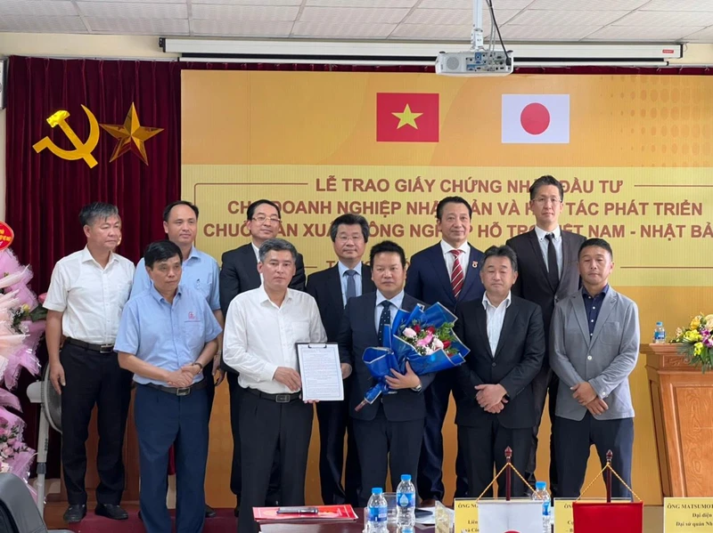 Đại diện lãnh đạo thành phố Hà Nội trao giấy chứng nhận đầu tư và ra mắt Công ty TNHH sản xuất Onaga Việt Nam. (Ảnh: CTV)