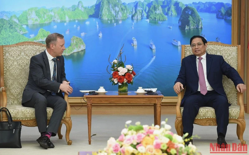 Thủ tướng Phạm Minh Chính tiếp Đại sứ Liên hiệp Vương quốc Anh và Bắc Ireland tại Việt Nam Gareth Ward. (Ảnh: TRẦN HẢI)
