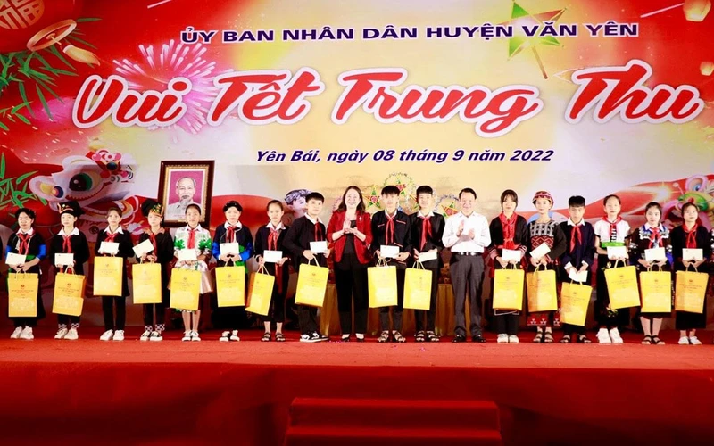 Phó Chủ tịch nước Võ Thị Ánh Xuân vui Tết Trung thu với học sinh Yên Bái