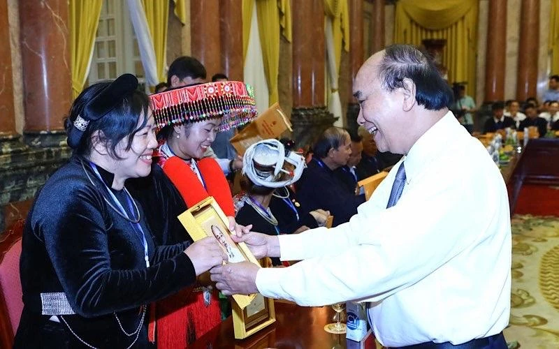 Chủ tịch nước bày tỏ ấn tượng tại Cao Bằng ngày càng xuất hiện nhiều tấm gương tiêu biểu, đi đầu trong các phong trào thi đua yêu nước, chương trình giảm nghèo bền vững. (Ảnh: TTXVN)