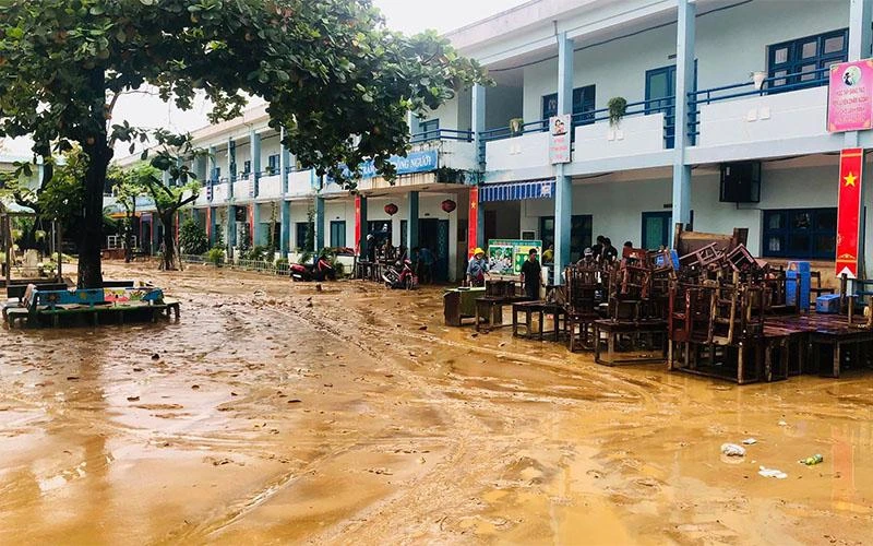 Bùn ngập tại trường tiểu học Hồng Quang.