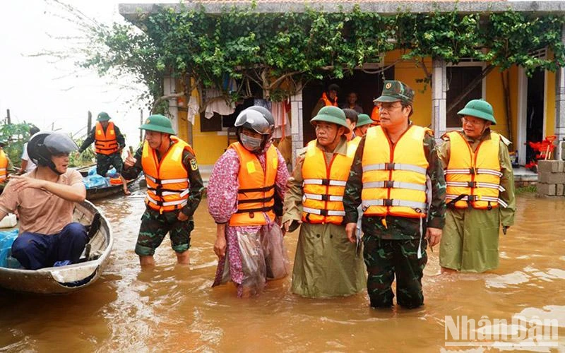 Các đồng chí lãnh đạo tỉnh và các ban, ngành vượt lũ đến thăm hỏi, động viên người dân vùng ngập nặng tại xã Quảng Phước (Quảng Điền).