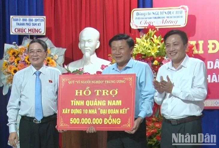 Phó Chủ tịch Quốc hội Nguyễn Đức Hải trao biển hỗ trợ xây dựng 10 nhà Đại Đoàn kết cho nhân dân tỉnh Quảng Nam.