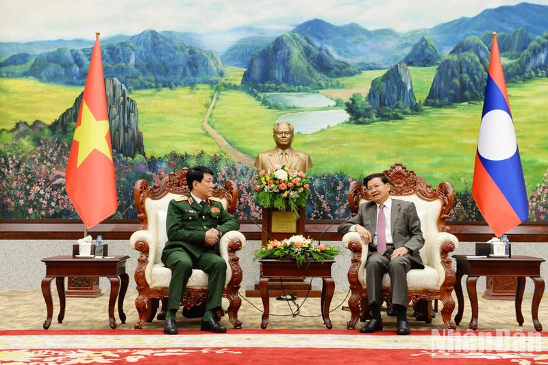 Tổng Bí thư, Chủ tịch nước Lào Thongloun Sisoulith tiếp Đại tướng Lương Cường. (ẢNH: TRỊNH DŨNG)