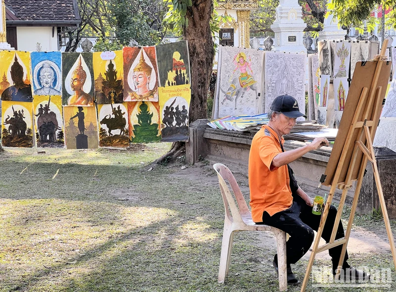Những bức tranh được họa sĩ bày bán tại một địa điểm du lịch ở thủ đô Vientiane, Lào. (ẢNH: TRỊNH DŨNG)