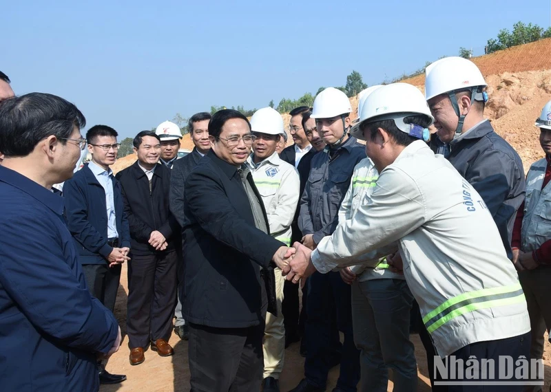 Thủ tướng Phạm Minh Chính kiểm tra tình hình triển khai dự án, chúc Tết cán bộ, công nhân viên tham gia dự án tại công trường thuộc địa phận tỉnh Phú Thọ.
