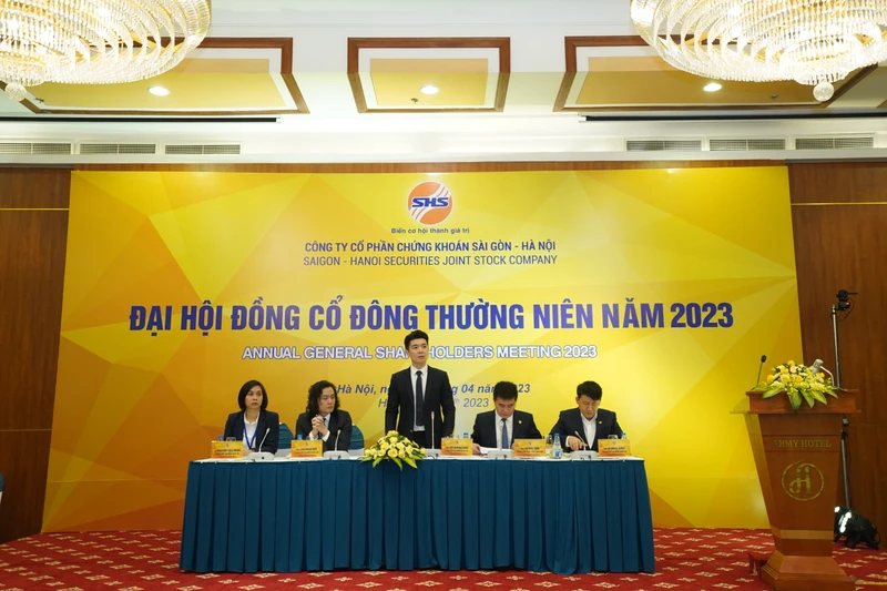Chủ tịch Hội đồng quản trị SHS Đỗ Quang Vinh chủ trì Đại hội cổ đông thường niên năm 2023.
