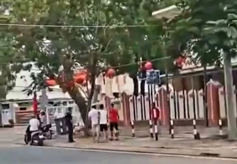 Nhóm thanh niên cầm hung khí vào trụ sở Ủy ban nhân dân xã Hàm Ninh là để giao nộp cho Công an. (Ảnh cắt từ clip)