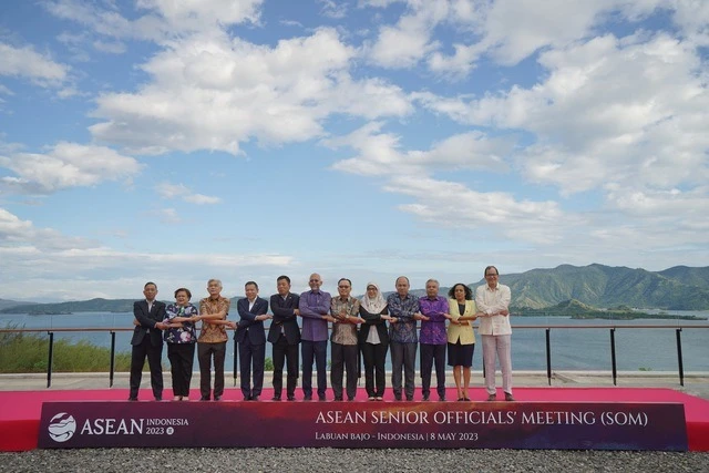 Đại sứ Vũ Hồ, Quyền Trưởng SOM ASEAN Việt Nam và các đại biểu dự cuộc họp SOM ASEAN bàn công tác chuẩn bị cho Hội nghị cấp cao ASEAN lần thứ 42.