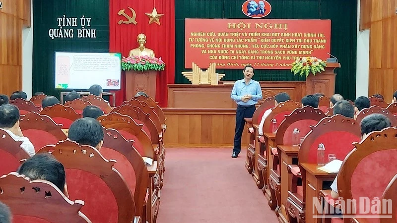 Đồng chí Nguyễn Thái Học, Phó Trưởng Ban Nội chính Trung ương giới thiệu những nội dung mới, quan trọng của cuốn sách