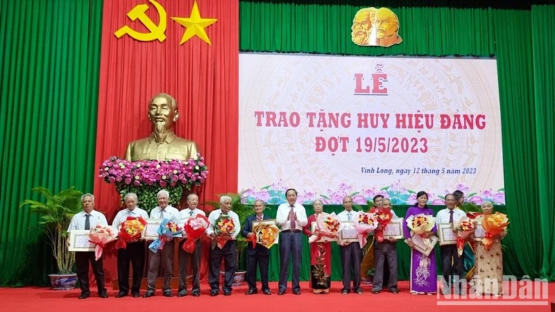 Trao Huy hiệu đảng cho các đồng chí cao niên tuổi đảng. 