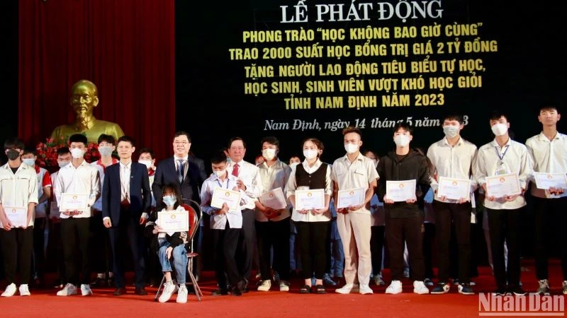 Quang cảnh Lễ Phát động phong trào "Học không bao giờ cùng" năm 2023 do Ủy ban nhân dân tỉnh Nam Định tổ chức.