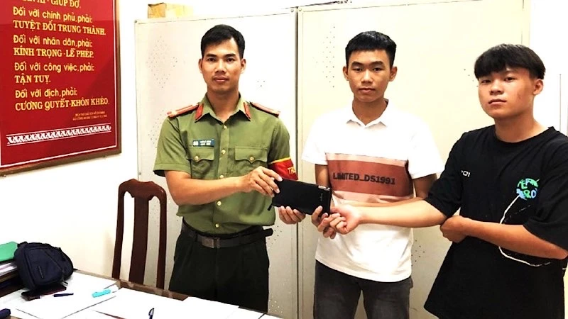 Hai thiếu niên Phước và Danh bàn giao tài sản nhặt được cho Công an huyện Ea Súp để trả lại cho người đánh rơi. 