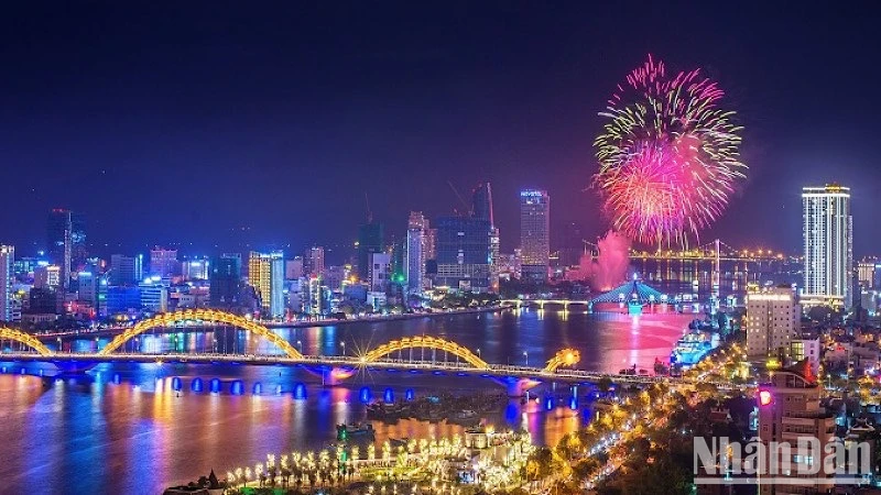 Sông Hàn rực rỡ trong pháo hoa trong kỳ DIFF 2019. (Ảnh: Kim Liên)