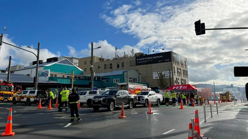 Lực lượng cứu hỏa dập lửa tại hiện trường vụ hỏa hoạn khu ký túc xá nhiều tầng ở thủ đô Wellington của New Zealand, ngày 16/5/2023. (Ảnh: REUTERS)