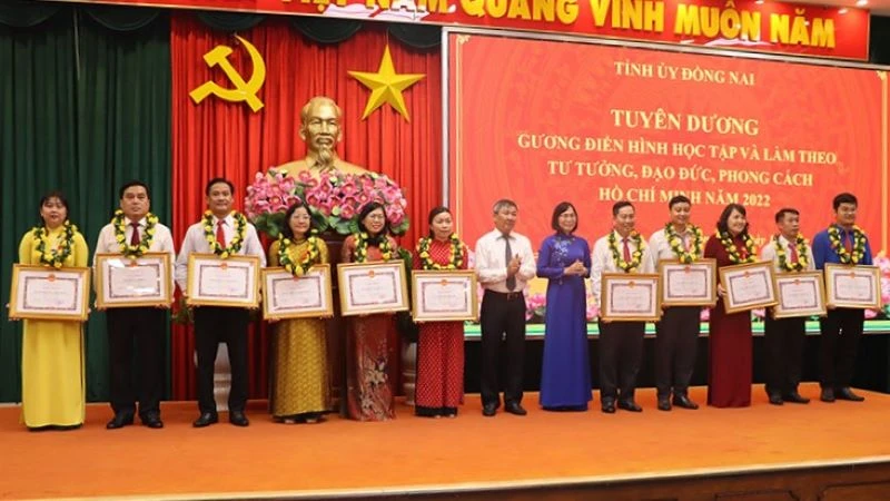 Khen thưởng các tập thể có thành tích tiêu biểu trong việc học tập và làm theo tư tưởng, đạo đức, phong cách Hồ Chí Minh.