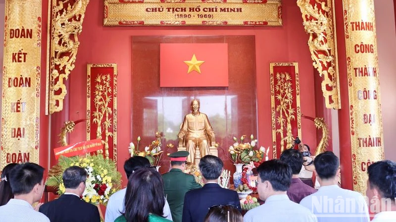 Các đại biểu dâng hương tưởng niệm Chủ tịch Hồ Chí Minh. (ẢNH: TRINH DŨNG)