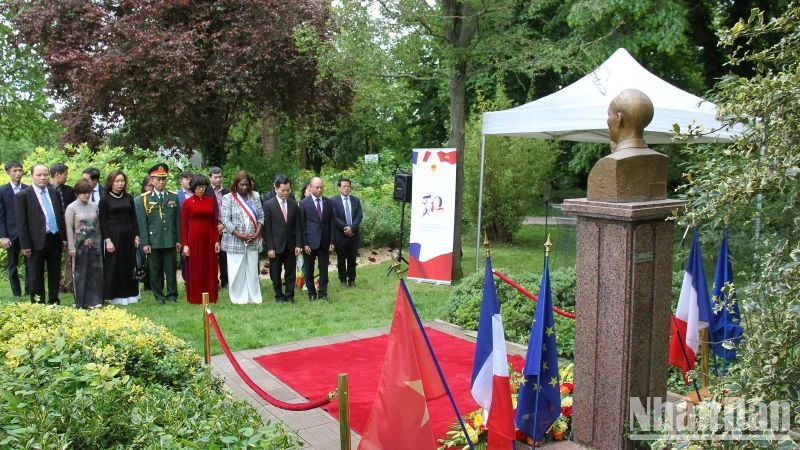Lễ kỷ niệm được tổ chức trang trọng trước tượng Chủ tịch Hồ Chí Minh trong công viên Montreau, TP Montreuil. (ẢNH: KHẢI HOÀN)