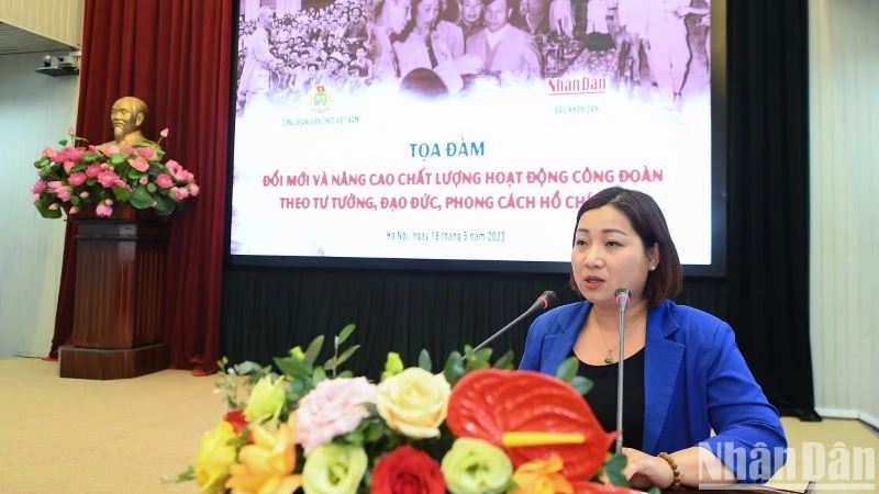 Đồng chí Lê Thị Tường Thu, Chủ tịch Công đoàn Bộ Kế hoạch và Đầu tư trình bày tham luận tại buổi tọa đàm. (ẢNH: THÀNH ĐẠT)